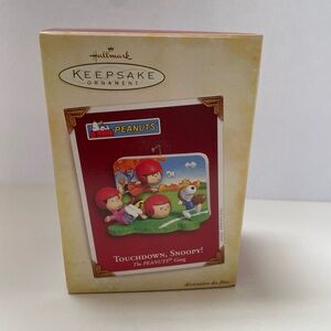 Hallmark Ornament Touchdown Snoopy, The Peanuts Gang series 2005 new in box